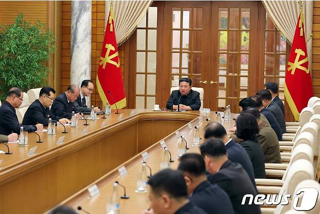(평양 노동신문=뉴스1) =북한이 1일 제8기 제17차 정치국회의를 열고 12월 하순 당 중앙위원회 제8기 제9차 전원회의 소집을 논의했다고 당 기관지 노동신문이 2일 보도했다. 김정은 당 총비서가 회의에 참석해 올해 성과를 언급하고 있다.  [국내에서만 사용가능. 재배포 금지. DB 금지. For Use Only in the Republic of Korea. Redistribution Prohibited] rodongphoto@news1.kr
