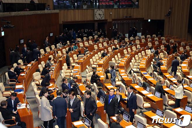 1일 오후 서울 여의도 국회 본회의장에서 열린 제410회 국회(정기회) 제13차 본회의에서 더불어민주당 의원들이 손준성·이정섭 검사 탄핵소추안 투표를 위해 이동하고 있다. 2023.12.1/뉴스1 ⓒ News1 황기선 기자