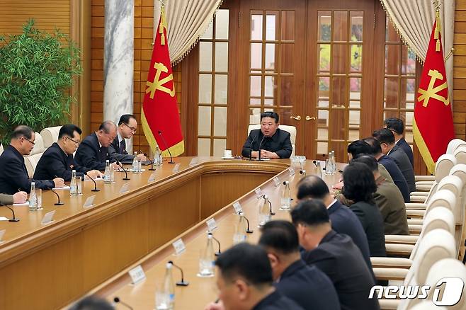 (평양 노동신문=뉴스1) = 북한이 1일 제8기 제17차 정치국회의를 열고 12월 하순 당 중앙위원회 제8기 제9차 전원회의 소집을 논의했다고 당 기관지 노동신문이 2일 보도했다. 김정은 당 총비서가 회의에 참석해 전원회의의 안건을 논의하고 있다. [국내에서만 사용가능. 재배포 금지. DB 금지. For Use Only in the Republic of Korea. Redistribution Prohibited] rodongphoto@news1.kr