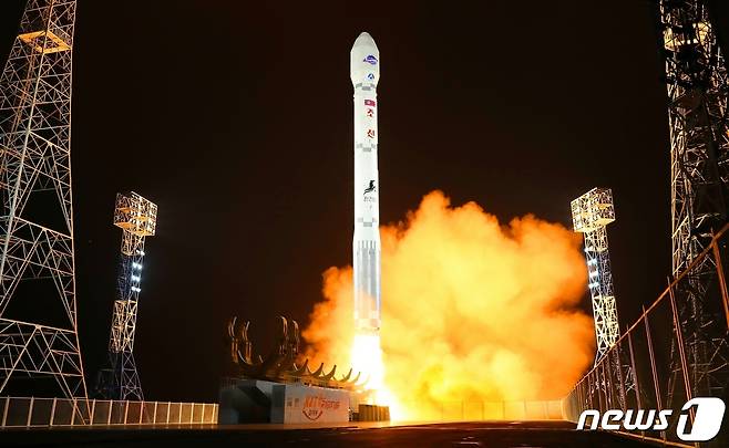 (평양 노동신문=뉴스1) = 북한의 첫 군사정찰위성 '만리경 1호'의 발사 장면.  [국내에서만 사용가능. 재배포 금지. DB 금지. For Use Only in the Republic of Korea. Redistribution Prohibited] rodongphoto@news1.kr