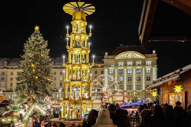 29일 독일 동부 드레스덴에서 개장한 슈트리첼 마켓을 찾은 관광객들이  크리스마스 피라미드 앞을 지나고 있다./AFP 연합뉴스