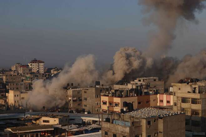 1일(현지 시각) 가자지구 남부 라파에서 이스라엘의 공습으로 연기가 피어오르고 있다. 이스라엘은 이날 팔레스타인 무장 정파 하마스가 휴전 협정을 위반했다며 일시 휴전 7일 만에 전투를 재개했다. /AFP 연합뉴스