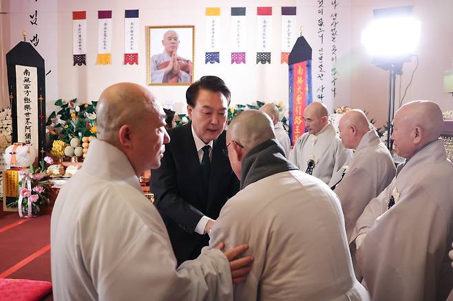 윤석열 대통령이 2일 서울 종로구 조계사에 마련된 대한불교 조계종 전 총무원장 자승 스님 분향소를 조문하고 있다./대통령실 제공