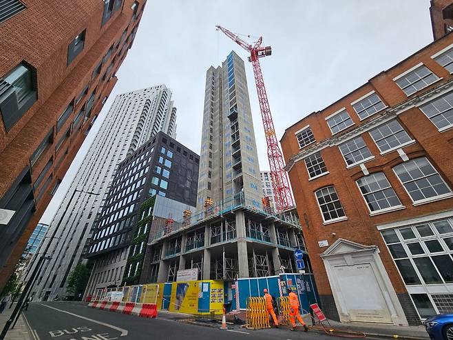 지난 6월 찾은 영국 런던 39이스트로드에 위치한 GS건설 자회사 엘리먼츠가 수주한 모듈러 호텔 공사 현장. 런던 중심부에 위치한 부지 특성 상 좁은 곳에 호텔 시설을 지어야 하고, 바로 옆에는 오피스 등 실제로 사용 중인 시설들이 있어 공사가 쉽지 않아 보였다. /백윤미 기자