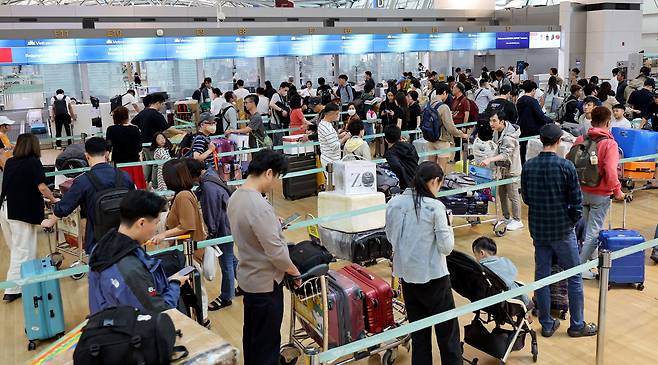 인천국제공항 1터미널 출국장에 해외 여행을 떠나려는 여행객들이 붐비고 있다./뉴스1