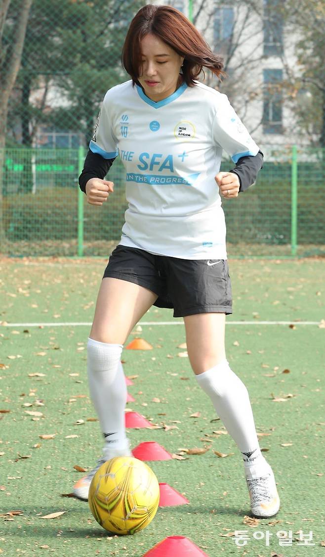 이성희 씨가 경기 성남시 분당구 황새울공원 축구장에서 드리블 훈련을 하고 있다. 남편과 아들 따라 지난해부터 축구를 시작한 그는 매주 3회 축구를 하며 스트레스를 날리고 건강도 챙기고 있다. 성남=신원건 기자 laputa@donga.com