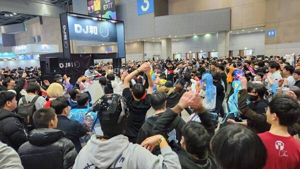 DJ 카즈 애니송 디제잉 파티를 즐기는 팬들. [이포커스]