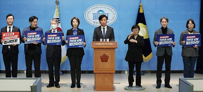 더불어민주당 과방위 및 언론자유특위가 지난 1일 오전 서울 여의도 국회에서 '방송법 거부권 및 이동관 방통위원장 사의 표명'과 관련 기자회견을 하고 있다.사진=뉴시스