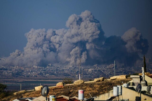 이스라엘은 1일(현지시각) 팔레스타인 무장 정파 하마스가 휴전협정을 위반했다며 가자지구에서 전투를 재개했다. 이스라엘군의 공격을 받은 가자지구에서 연기가 피어오르고 있다. AFP 연합뉴스