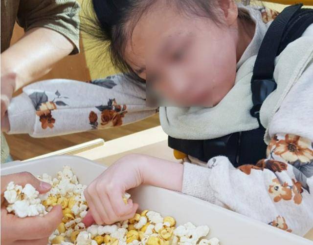 밀알복지재단 헬렌켈러센터에서 한 시청각장애 아동이 촉감놀이치료를 받고 있다. 밀알복지재단 제공