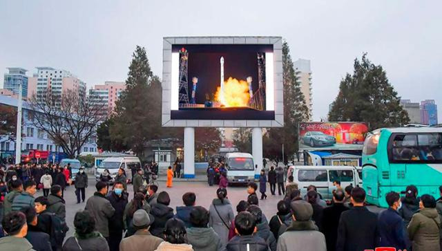 북한 주민들이 지난달 21일 밤 평안북도 철산군의 서해위성발사장에서 발사된 정찰위성 '만리경-1'호의 발사 소식을 대형 전광판으로 지켜보고 있다. 평양=조선중앙통신 연합뉴스