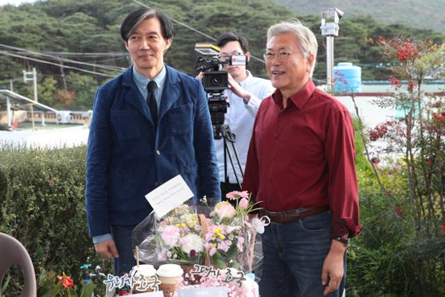 문재인 전 대통령과 조국 전 법무부 장관이 지난달 9일 오후 경남 양산시 하북면 평산책방에서 열린 ‘디케의 눈물’ 작가 사인회에서 대화를 하고 있다. 양산=뉴시스