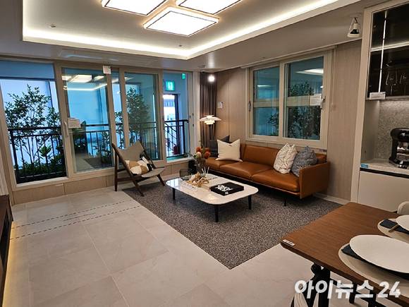 '소사역 롯데캐슬 더 뉴엘' 견본주택 전용 84㎡B 타입의 거실. [사진=안다솜 기자]