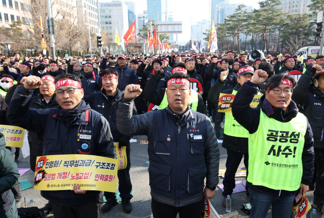 ▲ 양대노총 공공부문 노동조합 공동대책위원회가 2일 서울 영등포구 국회 앞에서 연 ‘민영화 저지·노정교섭 쟁취, 양대노총 공공노동자 총력투쟁 결의대회’에서 참가자들이 구호를 외치고 있다. 연합뉴스