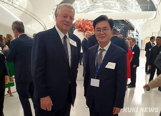 김태흠 지사가 1일(이하 현지시각) 두바이 엑스포 시티에서 열린 제28차 유엔기후변화협약 당사국 총회(COP28)에 참석한 주요인사들과 인사를 나누고 있다. 충남도 제공&nbsp;