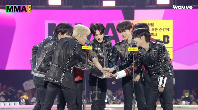 올해의 기록상을 받은 그룹 엔시티 드림. 2023 멜론뮤직어워드 웨이브 생중계 캡처