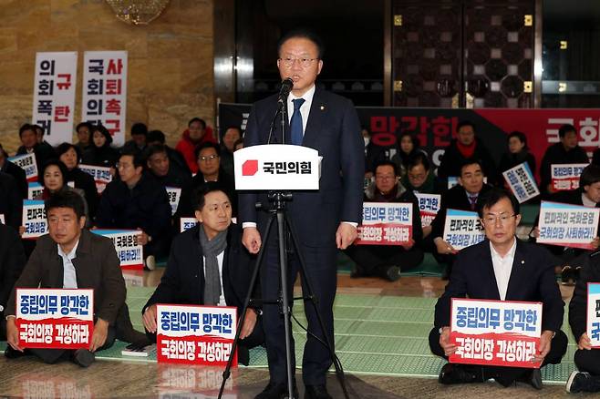 윤재옥 국민의힘 원내대표가 30일 오후 서울 여의도 국회 로텐더홀에서 더불어민주당의 이동관 방송통신위원장 탄핵안 상정을 규탄하는 발언을 하고 있다. 국민의힘은 1박2일 철야농성을 진행한다. 2023.11.30. /사진=뉴시스