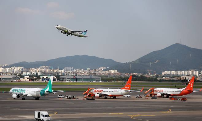 최근 국내 LCC 안전에 대한 우려가 커지고 있다. 사진은 LCC 여객기가 주기된 김포공항. /사진=뉴시스