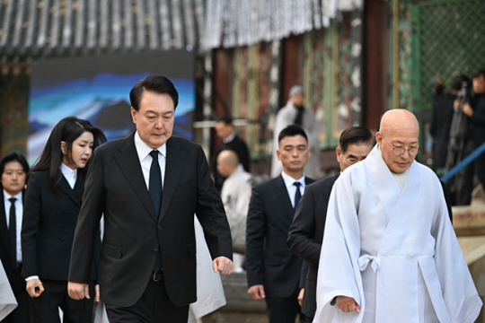 윤석열 대통령과 부인 김건희 여사가 2일 오후 서울 종로구 조계사에 마련된 대한불교 조계종 전 총무원장 자승스님의 분향소를 찾아 조문한 뒤 총무원장 진우스님과 함께 차담회 장소로 이동하고 있다. 대통령실 제공