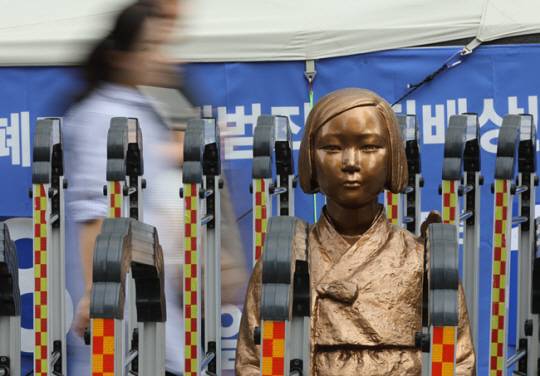 서울 종로구 옛 일본대사관 인근에 설치된 평화의 소녀상 모습. 뉴시스