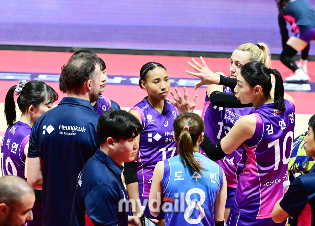 흥국생명 김연경이 2세트가 종료 된 뒤 선수들에게 공격 방향에 대해서 이야기를 하고 있다 / 한국배구연맹.