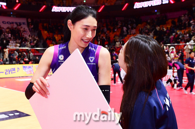 흥국생명 김연경이 서브 200득점 수상을 한 뒤 기뼈하고 있다 / 한국배구연맹.