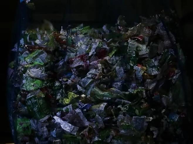 풍력선별기로 분리한 페트병 라벨들이 모여있다. [니혼심 유튜브]