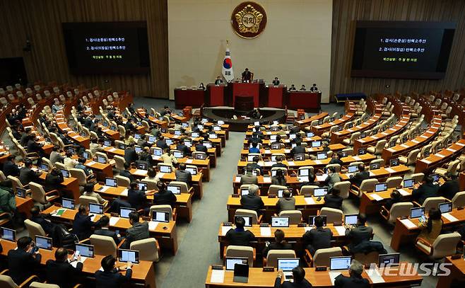 [서울=뉴시스] 고범준 기자 = 김진표 국회의장이 1일 오후 서울 여의도 국회에서 열린 제410회국회(정기회) 제13차 본회의에서 의사봉을 두드리고 있다. 이날 손준성 대구고검 차장검사·이정섭 대전고검 검사 직무대리에 대한 탄핵소추안이 야당 의원들의 단독 의결로 국회 본회의를 통과했다. 2023.12.01. bjko@newsis.com