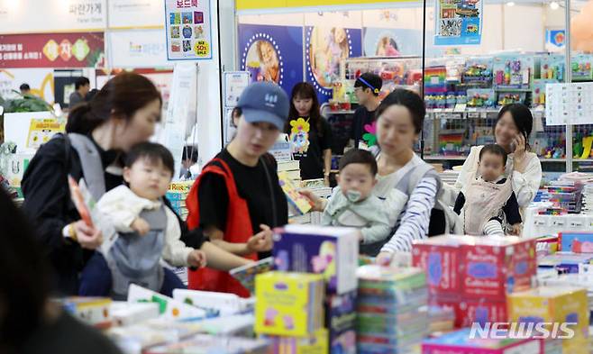 [서울=뉴시스] 홍효식 기자 = 2일 서울 강남구 코엑스에서 열린 제52회 서울국제유아교육전&키즈페어에서 관람객들이 유아 서적을 살펴보고 있다.  2023.11.02. yesphoto@newsis.com