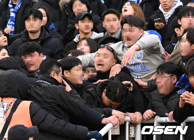 [OSEN=수원, 김성락 기자] 수원 삼성이 결국 최하위 탈출에 실패했다. 창단 28년 만에 역사상 처음으로 강등됐다.수원 삼성은 2일 오후 2시 수원월드컵경기장에서 열린 하나원큐 K리그1 2023 38라운드 파이널 B 최종전에서 강원 FC와 0-0으로 비겼다. 같은 시각 수원종합운동장에서는 수원FC가 제주 유나이티드와 1-1로 비겼다.경기 종료 후 수원 삼성 팬들이 분노하고 있다. 2023.12.02 / ksl0919@osen.co.kr