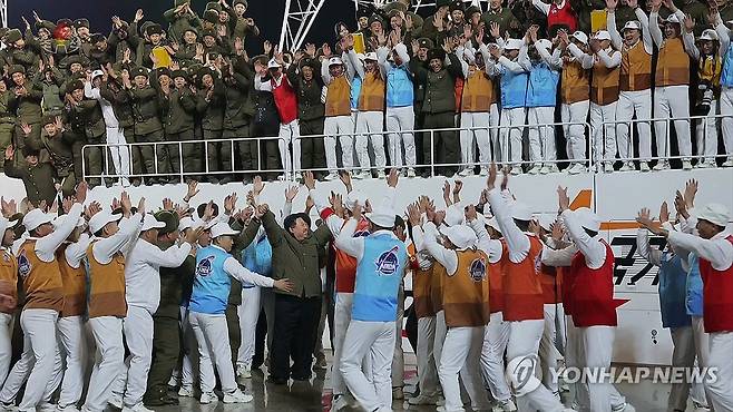 정찰위성 발사 성공에 환호하는 북한 김정은과 과학자들 (서울=연합뉴스) 북한이 지난 21일 밤 평안북도 철산군 서해위성발사장에서 발사된 정찰위성 '만리경-1'호의 발사 장면을 조선중앙TV가 23일 공개했다. 정찰위성 발사 성공에 김 위원장과 과학자, 기술자들이 환호하고 있다. [조선중앙TV 화면] 2023.11.23 
    [국내에서만 사용가능. 재배포 금지. For Use Only in the Republic of Korea. No Redistribution] nkphoto@yna.co.kr