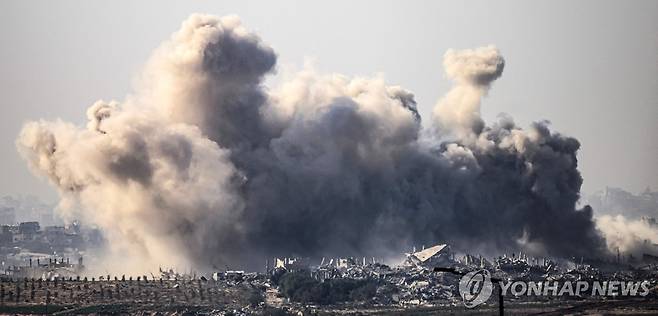 2일(현지시간) 팔레스타인 가자지구에 이스라엘의 공습으로 연기가 피어오르는 모습 [AFP=연합뉴스]