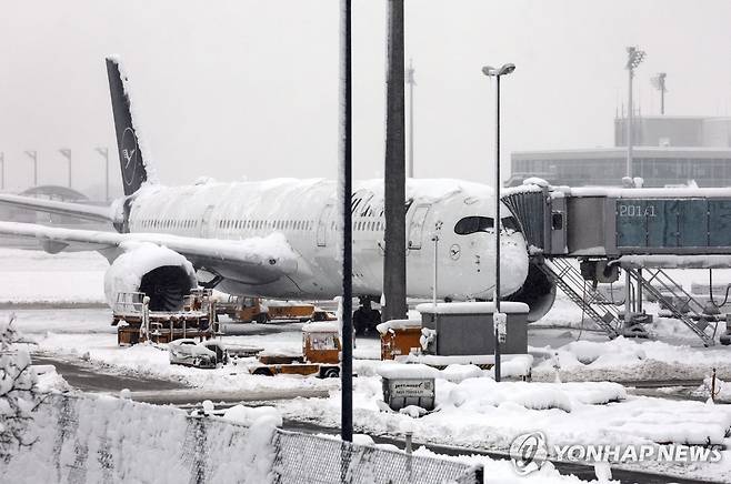 독일 뮌헨 공항 (AP=연합뉴스) 독일 뮌헨 공항에서 2일(현지시간) 항공기가 눈에 덮인채 서 있다. 2023.12.2 photo@yna.co.kr