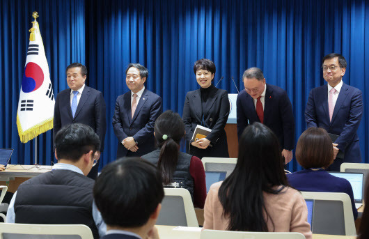 왼쪽부터 이진복 정무수석, 강승규 시민사회수석, 김은혜 홍보수석, 안상훈 사회수석, 최상목 경제수석이 지난달 30일 서울 용산 대통령실 청사에서 열린 김대기 대통령 비서실장의 신임 참모 인사 발표 브리핑에 배석해 퇴임 인사를 하고 있다. (사진=연합뉴스)