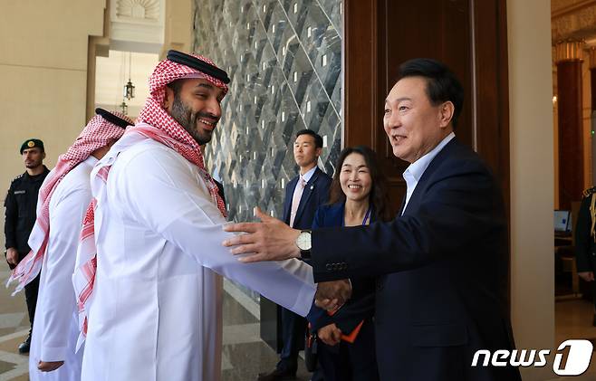 사우디아라비아를 국빈 방문 중인 윤석열 대통령이 24일(현지시간) 리야드 영빈관에서 모하메드 빈 살만 왕세자와 단독 환담을 앞두고 반갑게 인사하고 있다. (대통령실 제공) 2023.10.24/뉴스1 ⓒ News1 오대일 기자