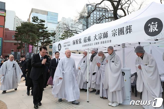 윤석열 대통령이 2일 서울 종로구 조계사에 마련된 대한불교 조계종 전 총무원장 자승 스님의 분향소를 찾아 조문한 후 차담회 장소로 이동하며 합장 인사하고 있다. (대통령실 제공) 2023.12.2/뉴스1 ⓒ News1 오대일 기자