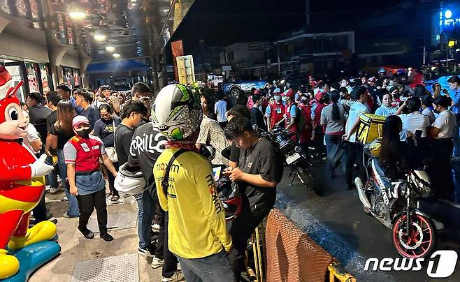 2일(현지시간) 밤늦게 필리핀 남부에서 규모 7.6의 강진이 발생해 시민들이 건물 밖으로 대피한 모습. 2023.12.02/ ⓒ AFP=뉴스1 ⓒ News1 박재하 기자