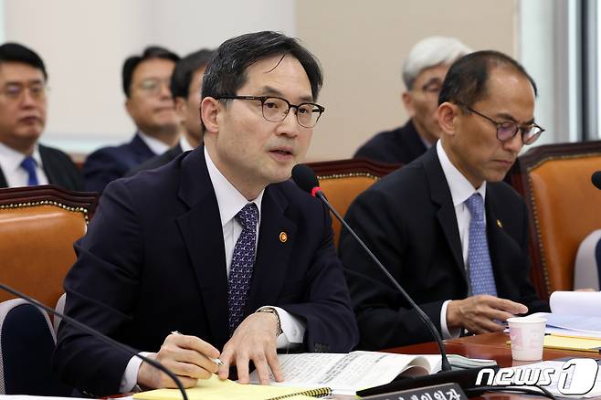 한기정 공정거래위원장이 26일 서울 여의도 국회에서 열린 정무위원회 종합국정감사에서 의원 질의에 답하고 있다. 2023.10.26/뉴스1 ⓒ News1 황기선 기자