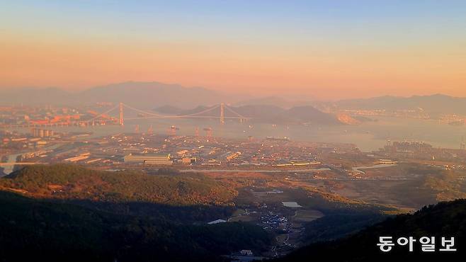 이순신대교가 보이는 광양만 전경.