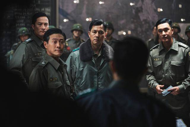 영화 '서울의 봄'에서 이태신(정우성) 수도경비사령관이 12·12 군사반란 당시 수도경비사령부에서 보고를 받고 있다. 플러스엠 엔터테인먼트 제공