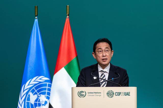 기시다 후미오 일본 총리가 지난 1일 아랍에미리트(UAE) 두바이에서 열린 제28차 유엔기후변화협약 당사국총회(COP28)에 참석해 발언하고 있다. 두바이=EPA 연합뉴스