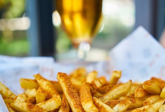 배에 살이 찌는 가장 큰 요인은 과자나 튀김, 패스트푸드, 냉동식품 등에 많이 함유된 트랜스 지방을 원인으로 꼽았다. 본 기사와 무관한 이미지. [사진=픽사베이]