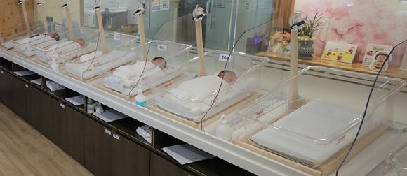 사진은 경기도 안양시내 한 산후조리원 신생아실. [사진=뉴시스]