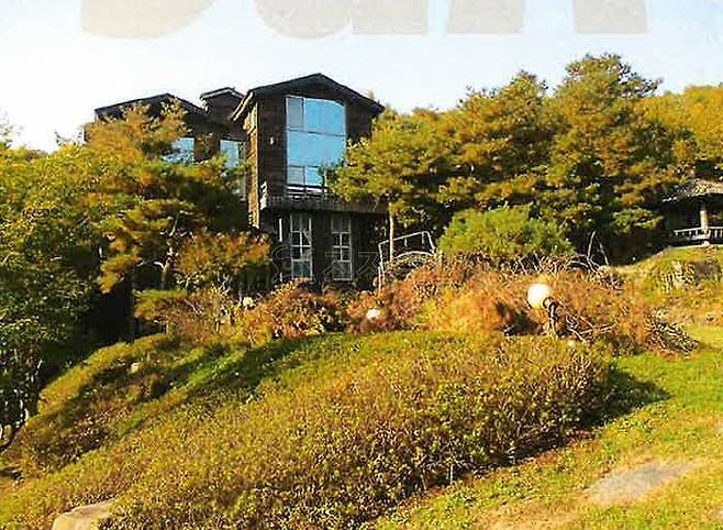 임의경매로 나온 강원 원주시의 한 고급 전원주택의 모습. /지지옥션 제공