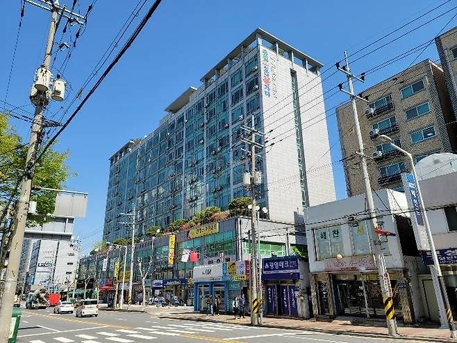 이달 경매가 진행되는 경기 안양 만얀구의 한 상가 모습. /지지옥션 제공