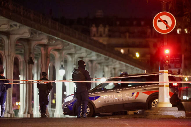 프랑스 파리 경찰이 2일(현지시간) 흉기 공격으로 사망사고가 발생한 센강 변의 비르하켐 다리를 봉쇄하고 있다. 로이터연합뉴스