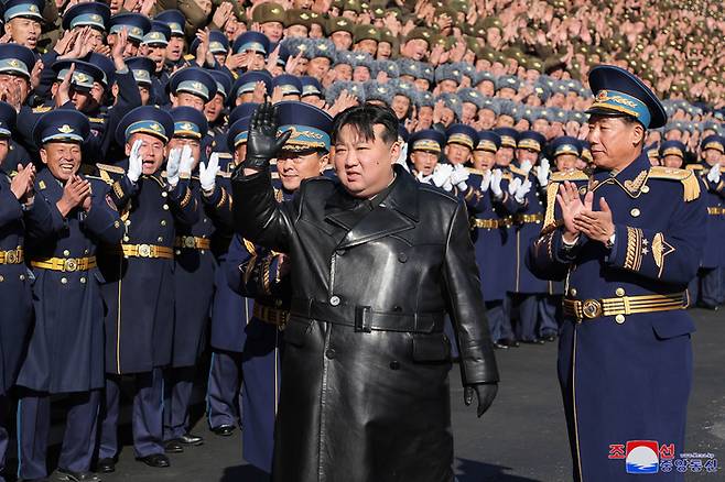 김정은 북한 국무위원장이 항공절(11월 29일)을 맞아 지난달 30일 조선인민군 공군사령부 등을 방문해 장병들을 축하 격려했다고 조선중앙통신이 지난 1일 보도했다. 연합뉴스