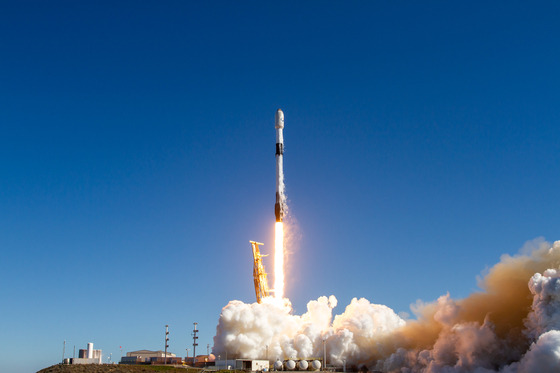 A SpaceX Falcon 9 rocket carrying South Korea's first domestically developed military reconnaissance satellite is launched from Vandenberg U.S. Space Force Base in California on Friday (local time). [SPACEX]