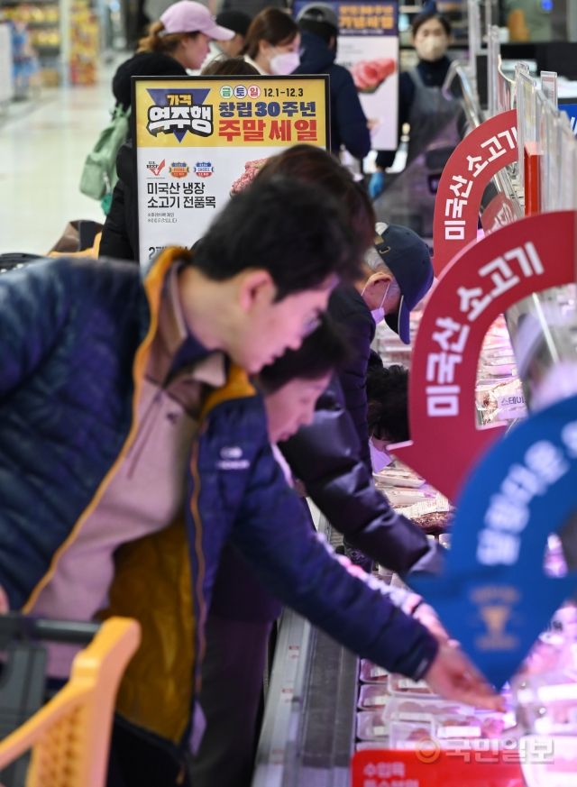 '이마트 30주년 창립기념 행사'가 열린 3일 서울 이마트 용산점에서 시민들이 물건을 구입하고 있다.