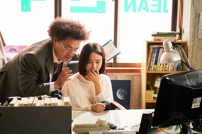 닥터장으로부터 남편의 실체에 대한 설명을 듣는 소희가 질색하고 있다. [사진 제공=더콘텐츠온]